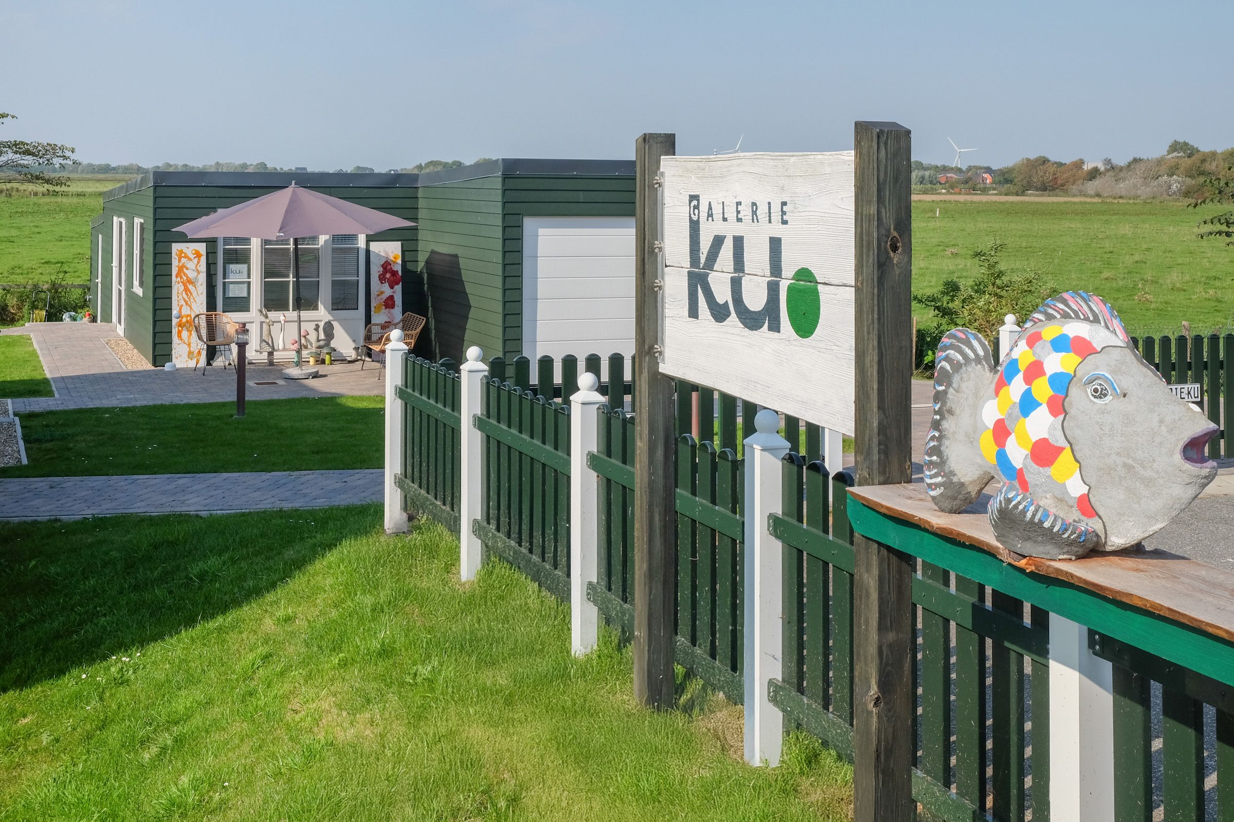 galerie ku eingang schild fisch kunst skulptur