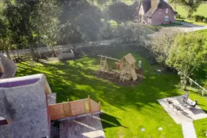 Ferienhaus und Galerie ku. Pellworm Nordseeinsel Auszeit Urlaub Garten Spielplatz