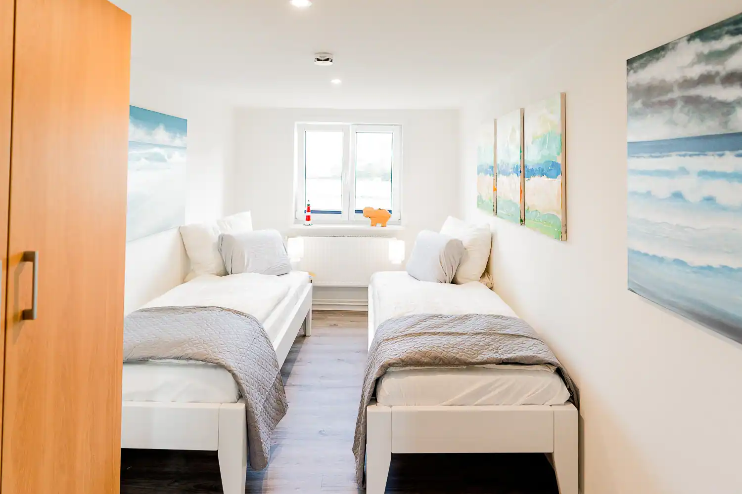 ferienwohnung ferienhaus ku galerie ku pellworm insel nordsee schlafzimmer einzelbetten kunst