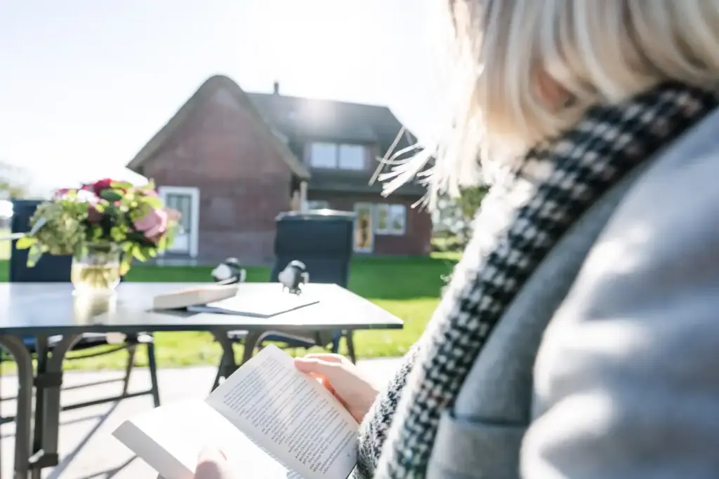 Ferienwohnung-Urlaub-Pellworm-Nordsee-garten-lesen