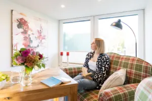 Ferienhaus und Galerie ku. Pellworm Nordseeinsel Auszeit Urlaub mit kunst wohnzimmer