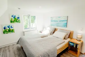 Ferienhaus und Galerie ku. Pellworm Nordseeinsel Auszeit Urlaub schlafzimmer doppelbett kunst