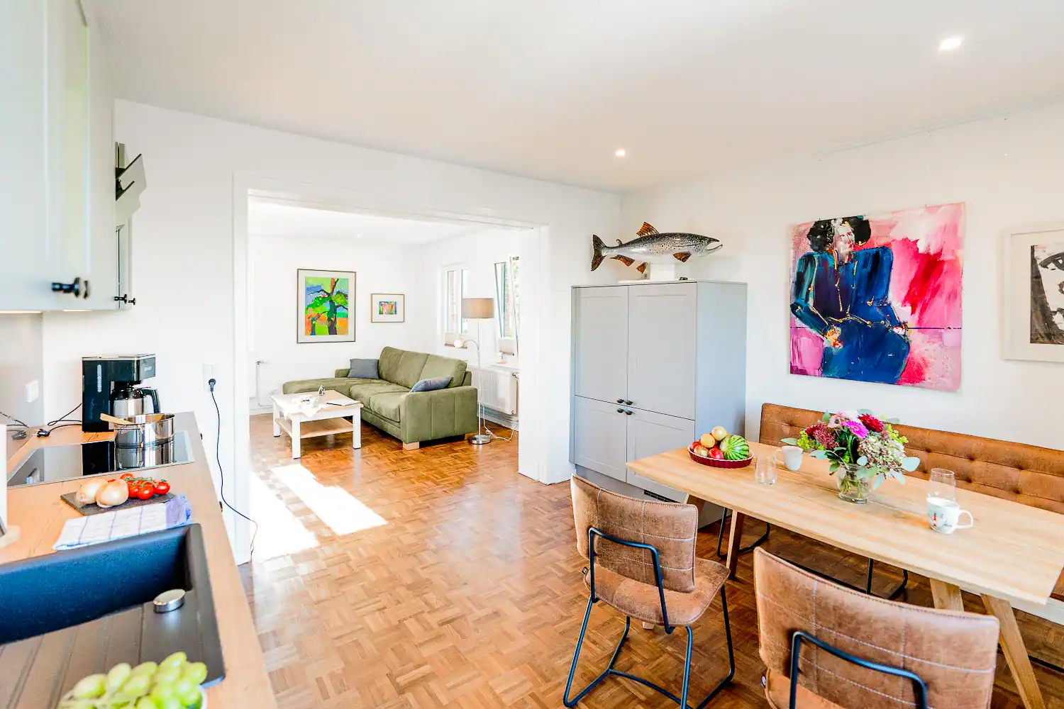 ferienwohnung ferienhaus ku galerie ku pellworm insel nordsee wohnzimmer küche esstisch kunst