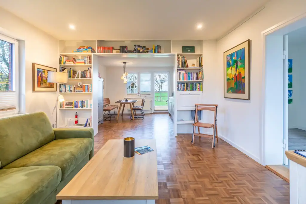 Ferienhaus und Galerie ku. Pellworm Nordseeinsel Auszeit Urlaub Wohnzimmer Bücher Brettspiele Kunst Esstisch