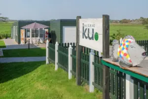 Ferienhaus und Galerie ku. Pellworm Nordseeinsel Auszeit Urlaub Galerie Eingang