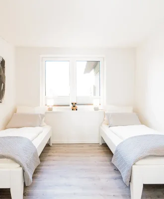 ferienwohnung ferienhaus ku galerie ku pellworm insel nordsee schlafzimmer kunst einzelbetten