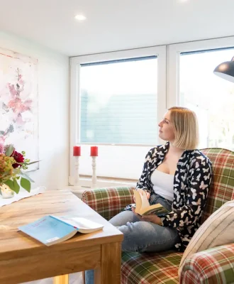 Ferienhaus und Galerie ku. Pellworm Nordseeinsel Auszeit Urlaub mit kunst wohnzimmer