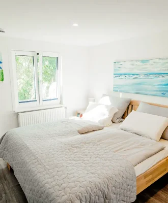 Ferienhaus und Galerie ku. Pellworm Nordseeinsel Auszeit Urlaub schlafzimmer doppelbett kunst