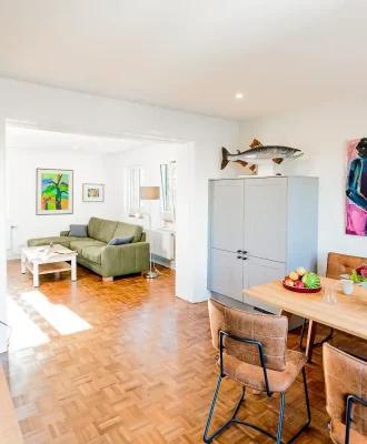 ferienwohnung ferienhaus ku galerie ku pellworm insel nordsee wohnzimmer küche esstisch kunst